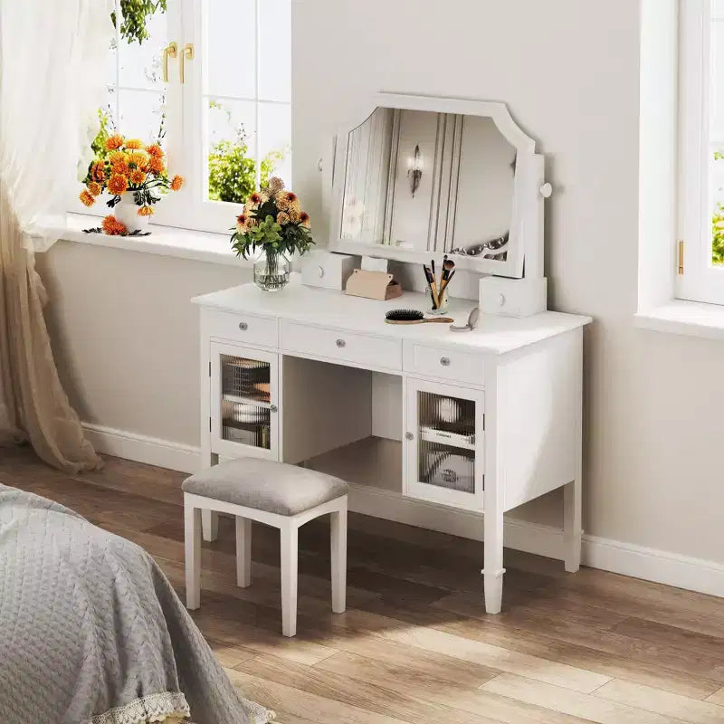 Toeletta bianca con specchio girevole, sgabello ergonomico e 5 cassetti – Vetrinetta con vetro scanalato inclusa
