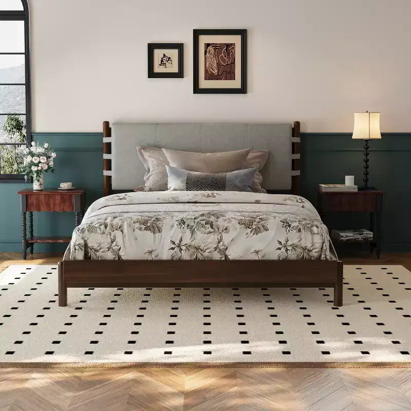 Letto a piattaforma in legno di gomma Mid-Century con testiera a cinghie in similpelle | Queen & King