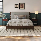 Letto a piattaforma in legno di gomma Mid-Century con testiera a cinghie in similpelle | Queen & King