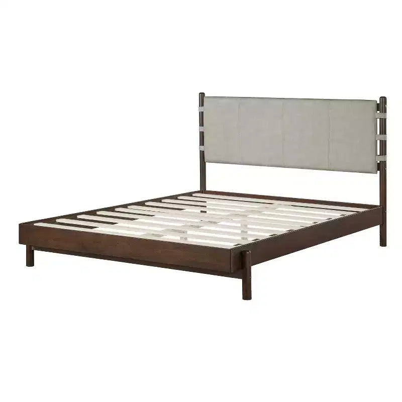 Letto a piattaforma in legno di gomma Mid-Century con testiera a cinghie in similpelle | Queen & King