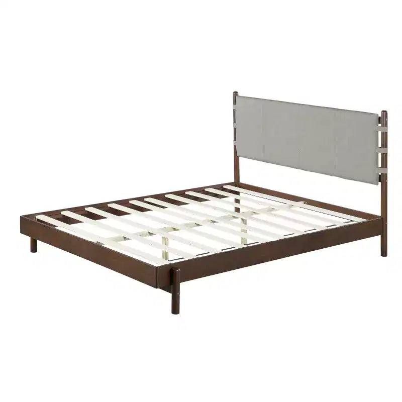 Letto a piattaforma in legno di gomma Mid-Century con testiera a cinghie in similpelle | Queen & King
