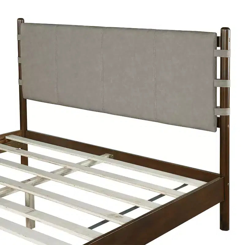 Letto a piattaforma in legno di gomma Mid-Century con testiera a cinghie in similpelle | Queen & King