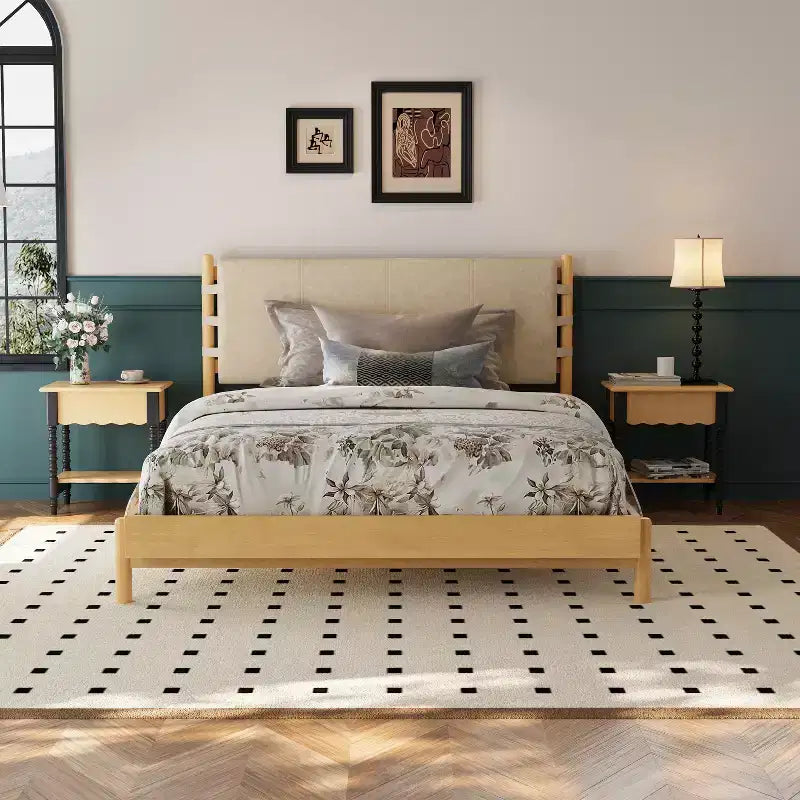 Letto a piattaforma in legno di gomma Mid-Century con testiera a cinghie in similpelle | Queen & King