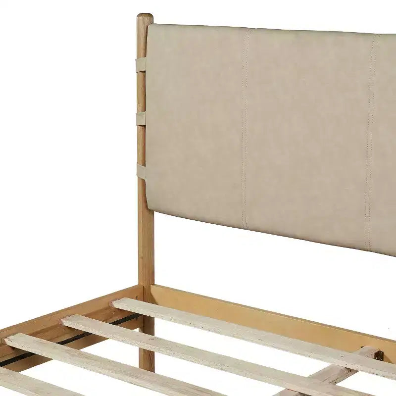 Letto a piattaforma in legno di gomma Mid-Century con testiera a cinghie in similpelle | Queen & King
