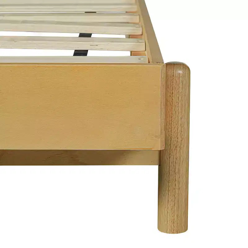 Letto a piattaforma in legno di gomma Mid-Century con testiera a cinghie in similpelle | Queen & King