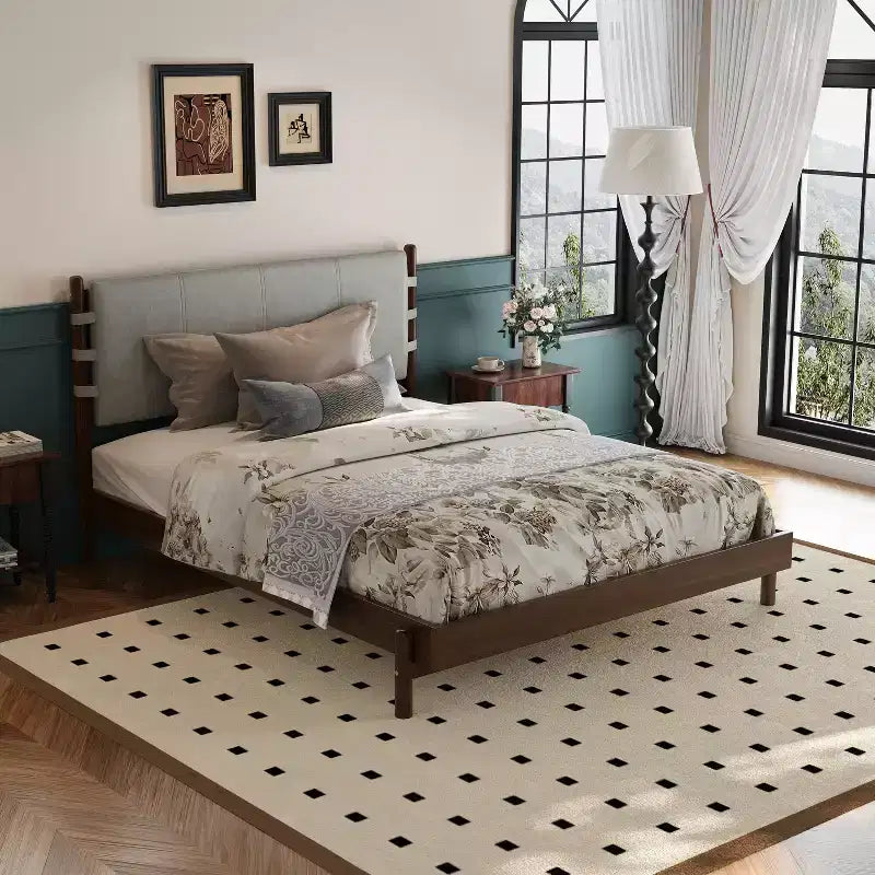 Letto a piattaforma in legno di gomma Mid-Century con testiera a cinghie in similpelle | Queen & King