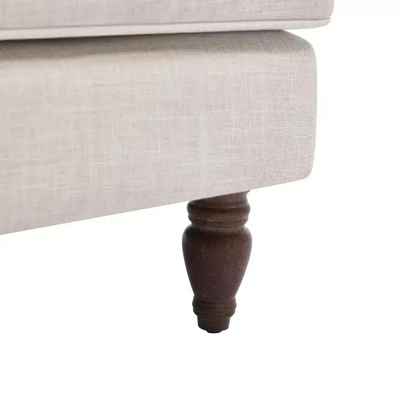 Poltrona in misto lino con braccioli arrotolati e gambe tornite in legno massello